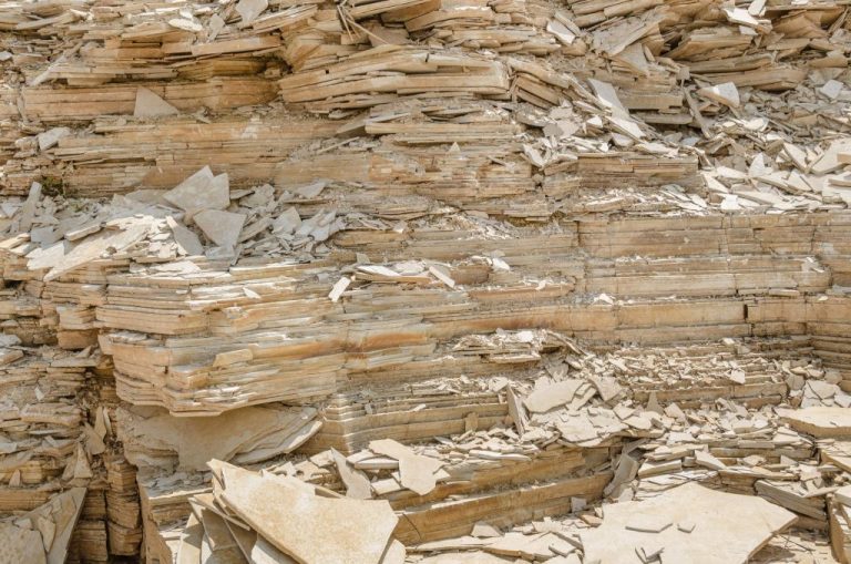 Kalkschotter auf einem Schotterwerk