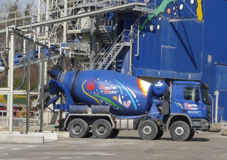 Ein blauer Betontransporter von Meichle+Mohr